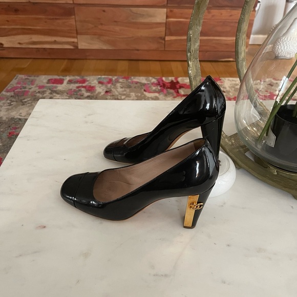 - Timeless Chanel shoes - Picture 9 of 9